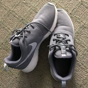 Nike Roshe One Sneakers Women’s